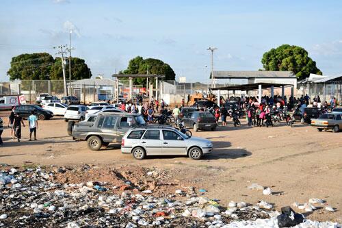 Familiares dos presos ficaram em frente à Pamc esperando por notícias (Foto: Diane Sampaio)