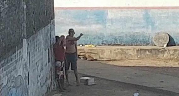 Imagens de vídeo divulgadas ontem mostram preso matando outro a golpes de arma branca (Foto: Divulgação)
