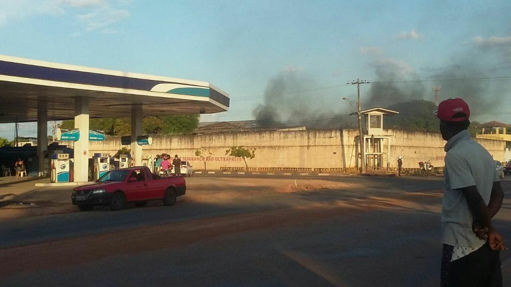 Em frente a cadeia Pública curiosos observam a fumaça de dentro do presídio (Foto: Divulgação)