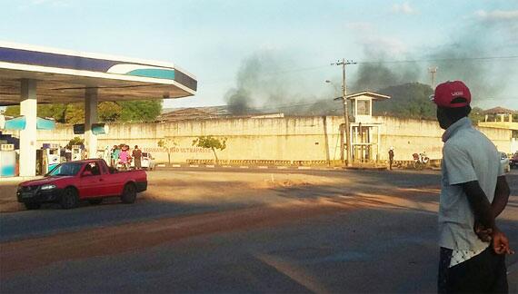 Imagem feita no momento do motim mostra fumaça que saía do fogo ateado em objetos dentro da Cadeia Pública (Foto: Divulgação)