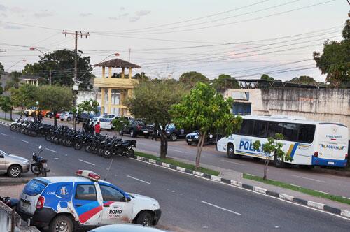 Comitiva chegou ao Estado em um momento de muita tensão na Cadeia Pública de Boa Vista (Foto: Thirza Perim)