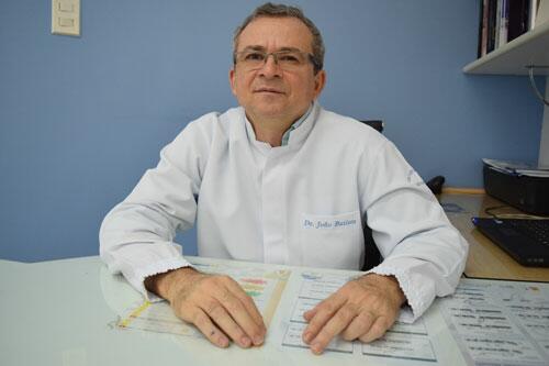 De acordo com o cirurgião dentista João Batista, uma boa higiene bucal diminui os riscos de doenças como pneumonia (Foto: Rodrigo Sales)