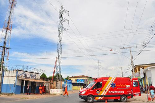 Três horas depois, o homem decidiu descer da torre (Foto: Diane Sampaio)