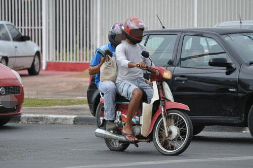 Até a nova exigência entrar em vigor, condutor de moto de 50 cilindradas não é obrigado a apresentar CNH (Foto: Thirza Perim)
