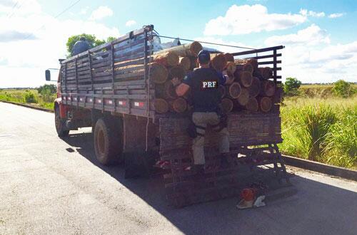 Caminhão foi interditado na BR 174 com cerca de 15 m³ de madeira (Foto: Divulgação/PRF)