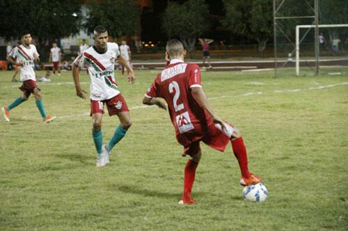 Jogo teve oportunidades de ambos os lados, mas times pecaram nas finalizações (Foto: Wenderson de Jesus)