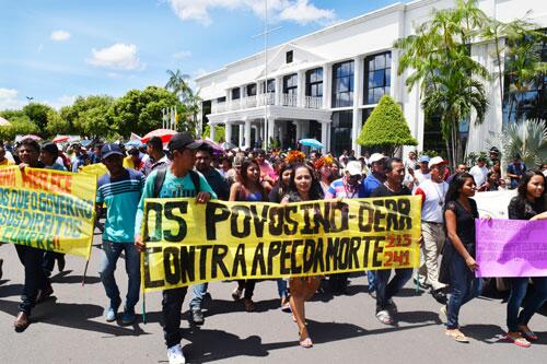 Lideranças saíram do Palácio do Governo para entregar pauta de reivindicações ao MPF (Foto: Thirza Perim)
