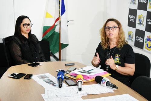 Delegada Magnólia Soares e delegada-geral, Edinéia Santos Chagas, explicam o curso das investigações  (Foto: Divulgação)