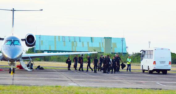 Jato da Polícia Federal trouxe, ontem à tarde, os agentes que irão levar os presos para um presídio federal em Mossoró (Foto: Rodrigo Sales)