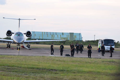 Agentes da Polícia Federal ao desembarcarem no final da tarde de ontem (Foto: Rodrigo Sales)