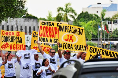 Manifestação foi realizada na Praça do Centro Cívico com a participação de vários sindicatos (Foto: Thirza Perim)