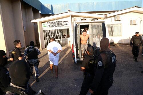 Presos passaram por exame de corpo de delito antes de embarcarem para Mossoró (Foto: Antonio Diniz)