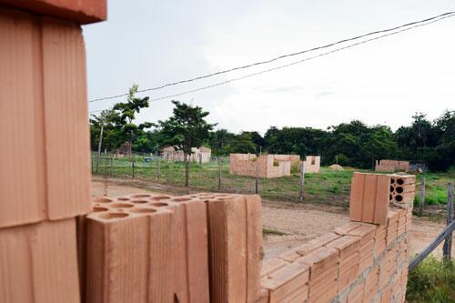 Mais de 500 pessoas ocupam a área que foi nomeada como Nova Vida, inclusive com construções em área de proteção no igarapé Grande (Foto: Rodrigo Sales)