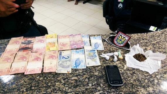 Com os indivíduos a polícia encontrou maconha e cocaína, além de R$ 120 trocados (Foto: Divulgação)