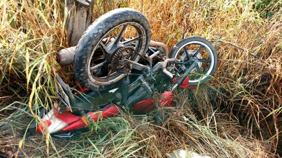 Populares avistaram a motocicleta e, em seguida, viram que o corpo estava por trás do veículo (Foto: Divulgação)