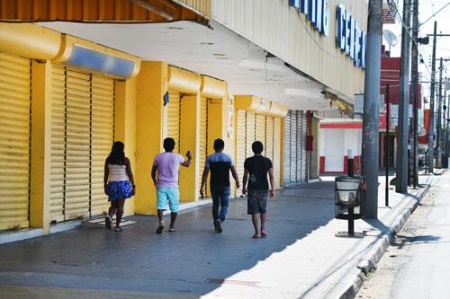 No feriado de ontem, enquanto o comércio nos bairros abriu as portas, no Centro as lojas ficaram fechadas (Foto: Rodrigo Sales)