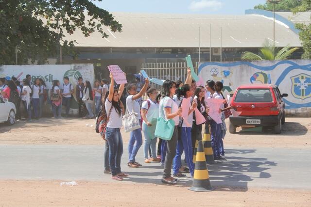 Os estudantes prometem manter o protesto até a que a situação seja solucionada (Foto: Wenderson de Jesus)