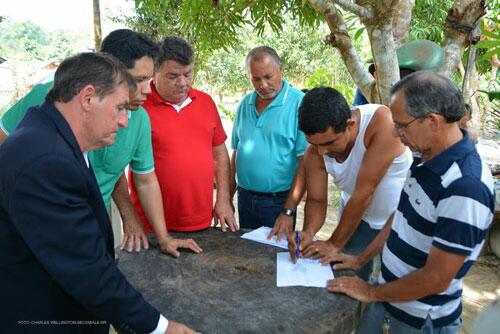Deputados estiveram em Rorainópolis para mediar conflito entre índios Waimiri-Atroari e agricultores (Foto: Divulgação)