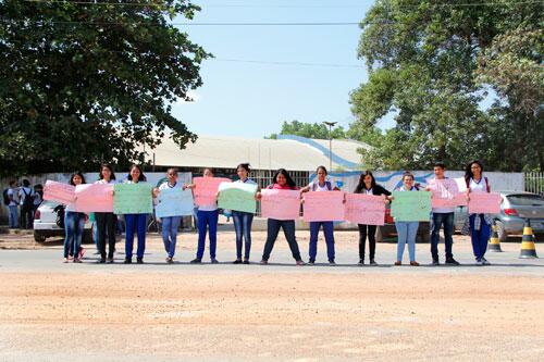 Estudantes protestaram na Avenida das Guianas, em frente ao prédio da escola (Foto: Wenderson de Jesus)