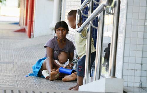 Sem ter outra opção, pais e mães têm levado crianças para pedir dinheiro em locais públicos (Foto: Rodrigo Sales)