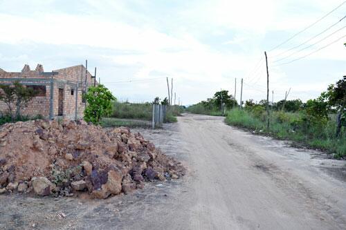 Moradores não dispõem do mínimo de estrutura porque área não é regularizada (Foto: Rodrigo Sales)