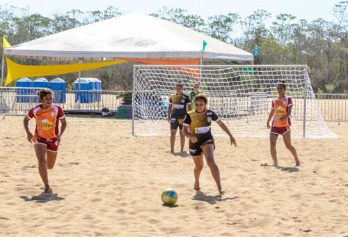 Meninas mostram habilidade no beach soccer (Foto: Divulgação – Vitória Barreto)