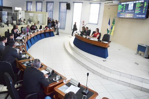 Dezesseis vereadores votaram a favor da Lei Orçamentária do Município para 2017 (Foto: Rodrigo Sales)