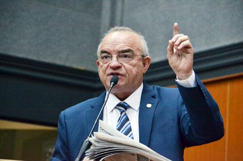 Izaias Maia fez o anúncio de sua saída do grupão na sessão de ontem (Foto: Platão Arantes/SupCom-ALE)