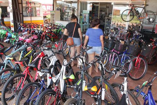 Bicicletas estão entre os presentes mais procurados por consumidores na Guiana (Foto: Guilherme Simões)
