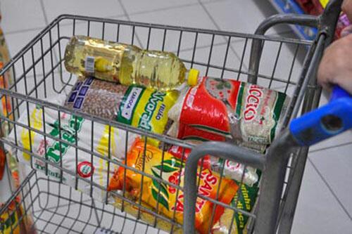Cesta básica na Capital corresponde a 54,48% do salário do trabalhador, segundo o Dieese (Foto: Arquivo/Folha)