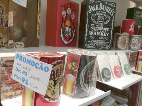 Entre os itens à venda estão: porta copos, canecas, quadros, placas, cofres, imas de geladeira entre outros