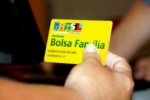 Na lista do Bolsa Família estão falecidos; servidores públicos; empresários e doadores de campanha (Foto: Rodrigo Sales)