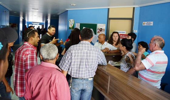 Após serem barrados, familiares e representantes do Sindicato dos Garimpeiros discutiram com servidores da Funai (Foto: Rodrigo Sales)