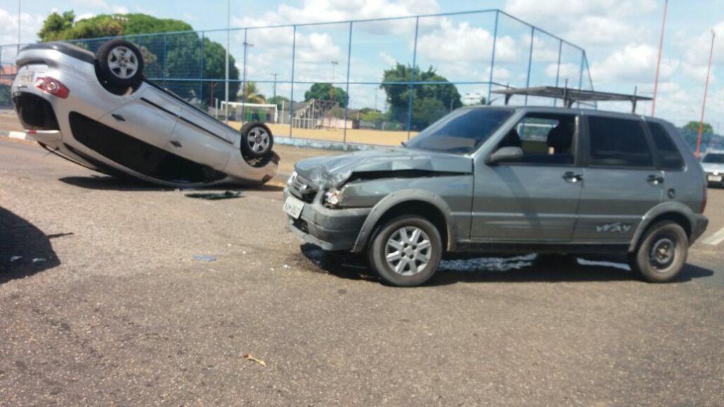 O impacto da batida fez com que um dos veículos capotasse (Foto: Tamille Cunha)