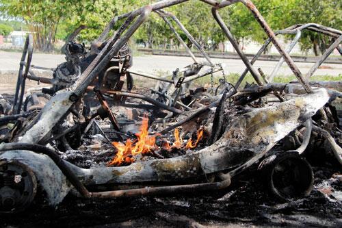 Os sete veículos ficaram completamente destruídos pelas chamas (Foto: Wenderson de Jesus)