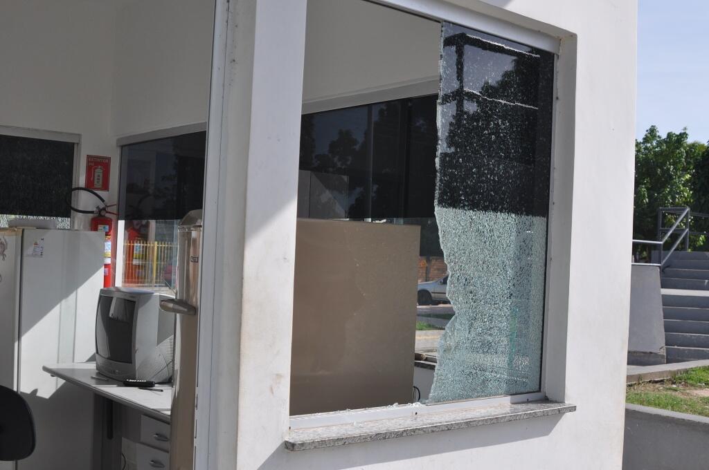 Tiros contra posto da Guarda Municipal foram disparados na madrugada (Foto: Diane Sampaio)