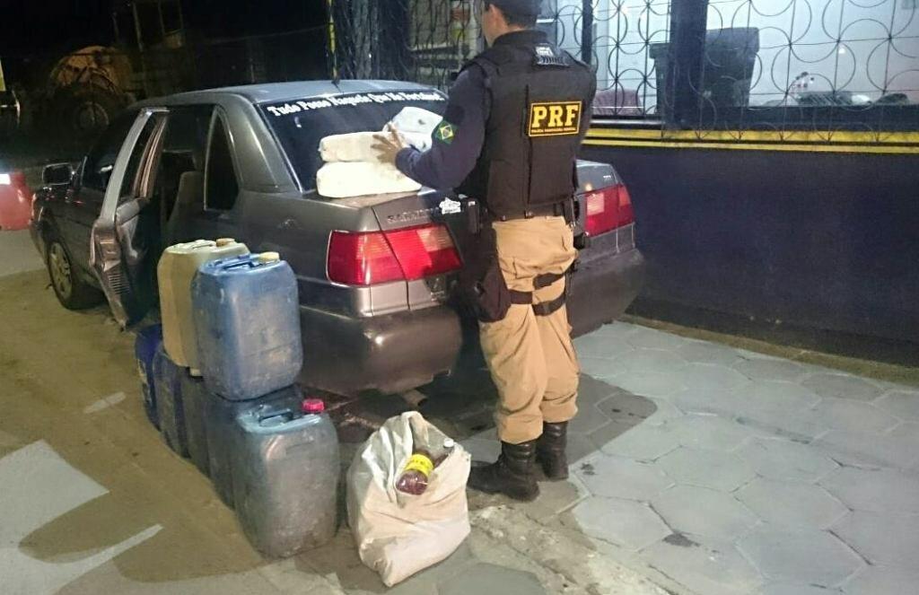 Galões de gasolina da Venezuela foram apreendidos em veículo que seguia para Boa Vista (Foto: Divulgação/Nucom PRF)