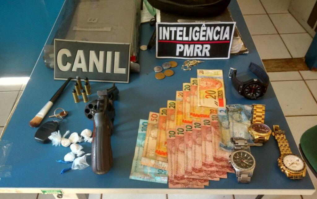 Vários objetos forma encontrados de posse dos quatro traficantes (Foto: Divulgação)