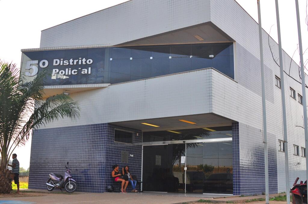 A adolescente foi levada ontem pela manhã ao Plantão Central, no 5º Distrito de Polícia, zona Sul (Foto: Diane Sampaio)