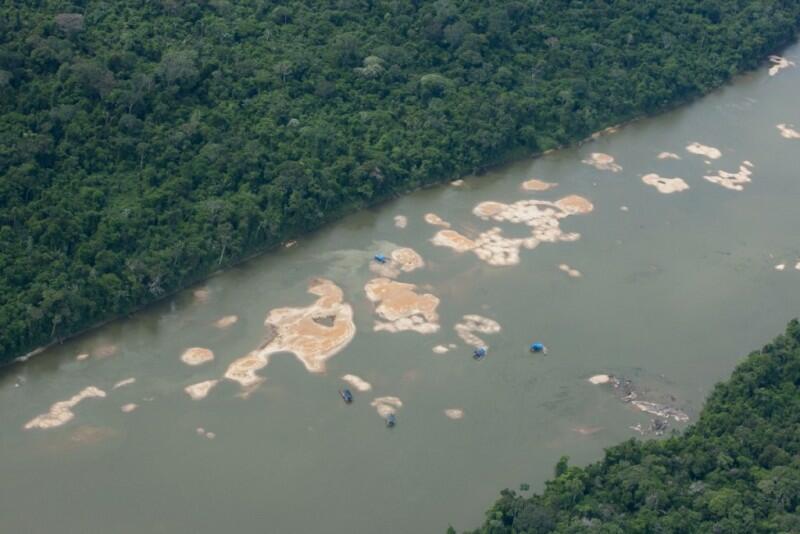 Trata-se de uma ação de contenção e retirada de garimpeiros da região do rio Uraricoera (Foto: Guilherme Gnipper/Funai)