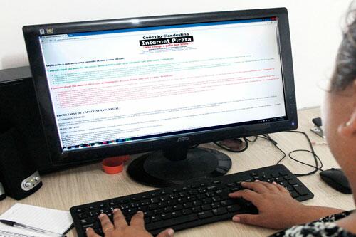 Motivo de muitas pessoas optarem por essa internet clandestina, às vezes sem conhecimento, é o preço atrativo (Foto: Wenderson de Jesus)