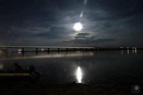 Super lua ilumina a Ponte dos Macuxi, um dos cartões postais de Boa Vista (Foto: Antonio Diniz)