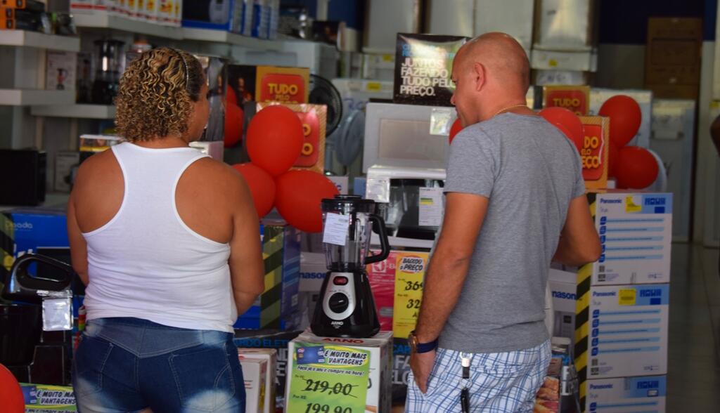 Mais da metade dos trabalhadores brasileiros vão usar o 13º para comprar presentes neste Natal (Foto: Rodrigo Sales)
