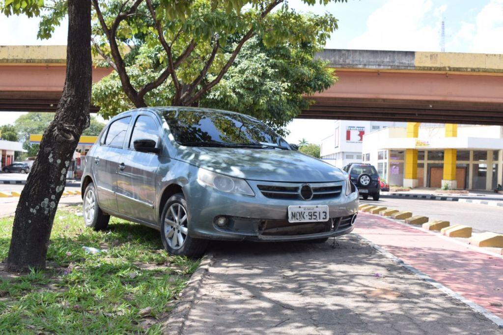 Veículo conduzido por criminosos subiu o meio fio da avenida Glaycon de Paiva (Foto: Rodrigo Sales)