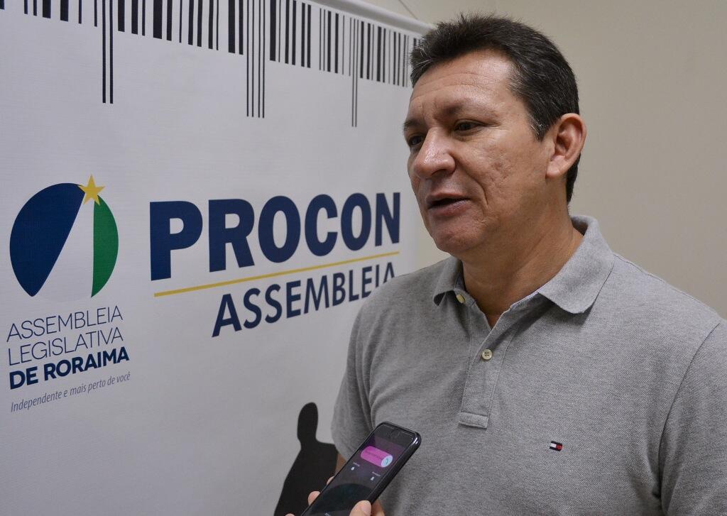 Diretor do Procon Ale, Lindomar Coutinho, orienta consumidores sobre a Black Friday (Foto: Platão Arantes/Supcom Ale)