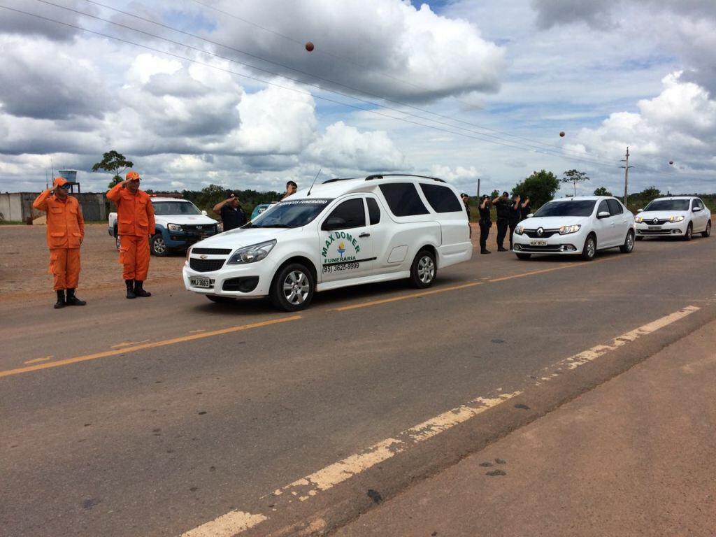 Policiais Militares e Bombeiros prestam as últimas homenagens ao soldado Arnaldo Sena (Foto: Divulgação)