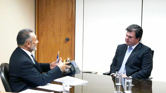 Reunião entre o ministro Fernando Coelho e o senador Telmário Mota (Foto: Ascom/MME)
