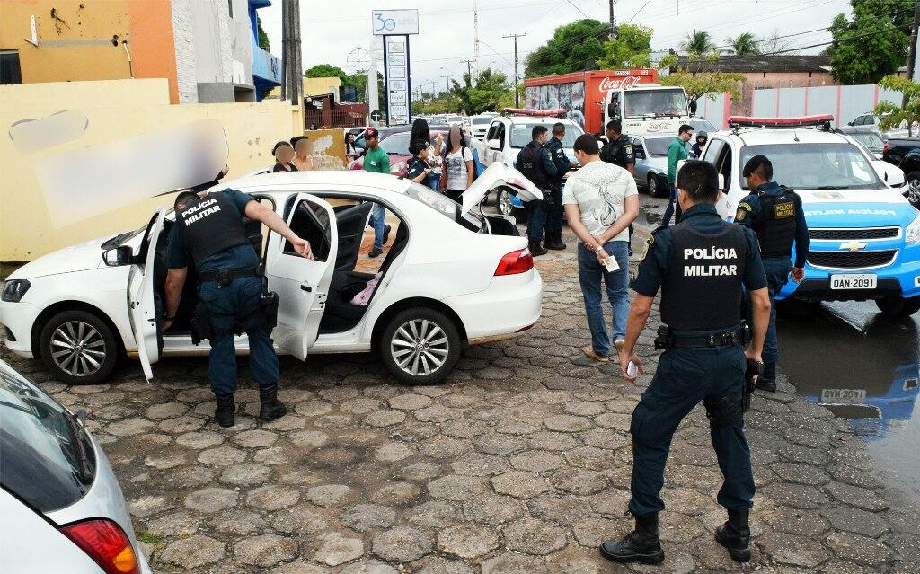 Policiais militares fazem verificação em veículo suspeito (Foto: Antonio Diniz)