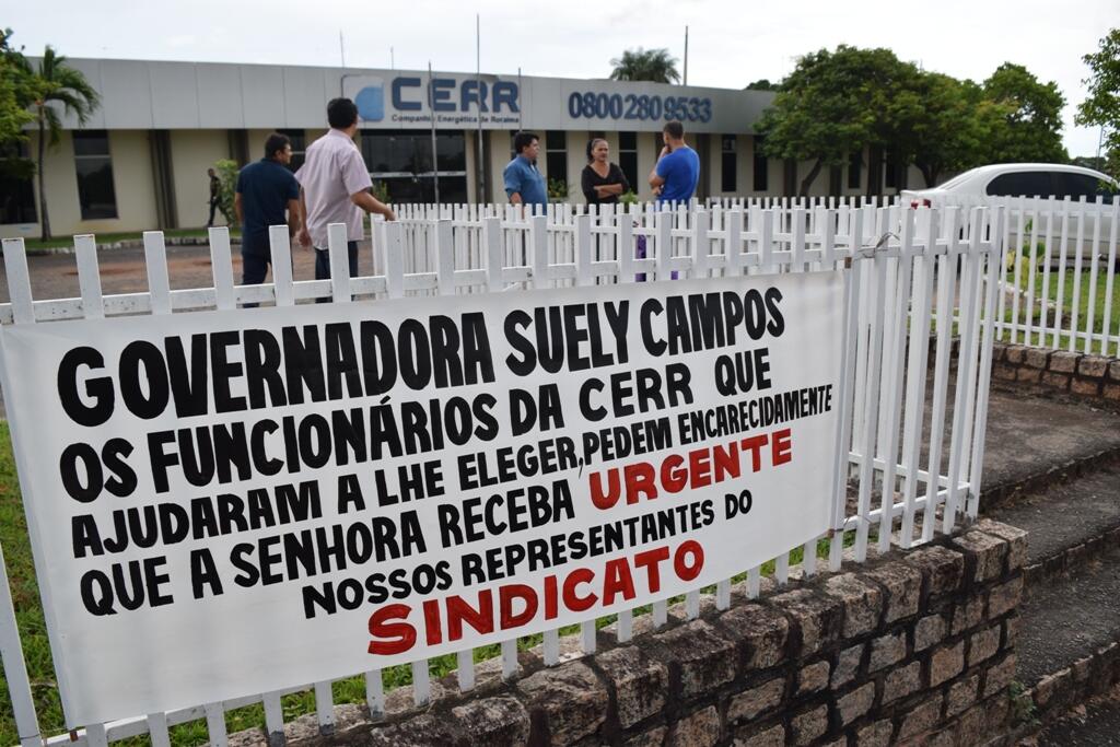 Servidores trancaram portões da Cerr em manifestação desta sexta-feira (Foto: Rodrigo Sales)