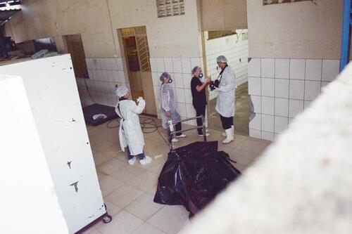 Corpos carbonizados de presos estão no IML desde o mês passado (Foto: Rodrigo Sales)